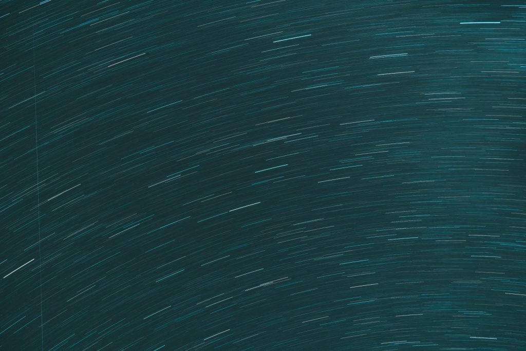 une traînée d'étoiles est visible dans le ciel nocturne