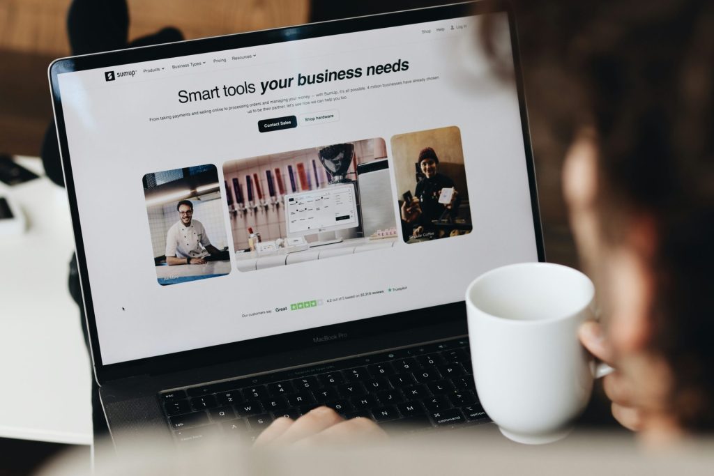 Un homme assis devant un ordinateur portable